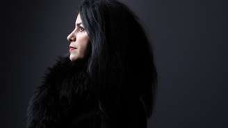 A ilustradora, autora e cineasta Marjane Satrapi, crítica aberta do governo teocrático do Irã, chegou à França em 1994 e adquiriu a nacionalidade francesa em 2006.