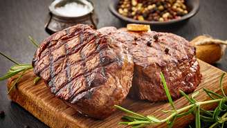 O mamão pode ser um excelente amaciante de carne graças a uma poderosa enzima chamada papaína – depositphotos.com / magone