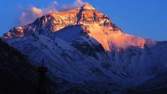 O resgate do guia nepalês Dawa Sherpa, encontrado com vida seis dias após desaparecer durante a descida do Monte Everest, reacendeu a atenção para os riscos que enfrenta quem tenta chegar ao topo do mundo – depositphotos.com / bbbbar