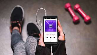 Treinar com música pode aumentar o desempenho em até 20% – depositphotos.com / KostyaKlimenko