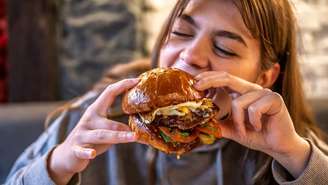 Descubra a ciência por trás do aumento das porções de comida e aprenda o truque definitivo dos especialistas para evitar o consumo excessivo