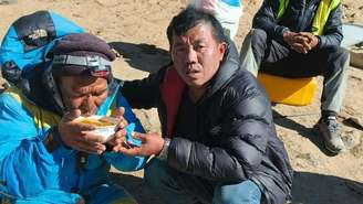 Dawa Sherpa (esquerda), que era dado como morto após desaparecer no Everest na semana passada, foi encontrado com vida