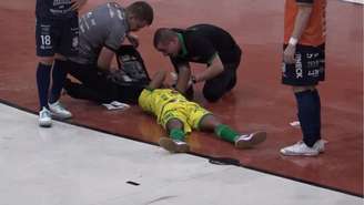Lâmpada cai na cabeça de jogador da Chapecoense durante partida 