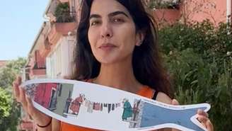 A designer Letícia Amaral: A minha sardinha, ela é uma sardinha que está na horizontal. "Do lado direito, você tem uma construção típica e do lado esquerdo também, de duas sacadas típicas portuguesas com uma senhorinha em cada lado estendendo roupa no varal."