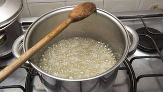 Durante o cozimento do macarrão, o amido liberado pela massa torna as bolhas mais resistentes – depositphotos.com / celsopupo