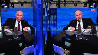 Tela mostra Putin durante sessão do Fórum Econômico de São Petersburgo, em 5 de junho de 2026.