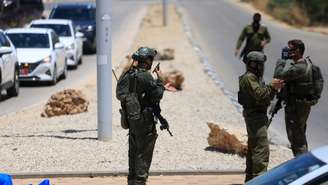 Equipes de emergência israelenses no local de uma série de ataques a tiros no centro de Israel, em 7 de junho de 2026. REUTERS/Ronen Zvulun