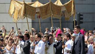 O Papa Leão XIV caminha segurando o ostensório com a Sagrada Hóstia, durante a procissão de Corpus Christi, após a Santa Missa celebrada na Praça de Cibeles, em Madri, em 7 de junho de 2026.