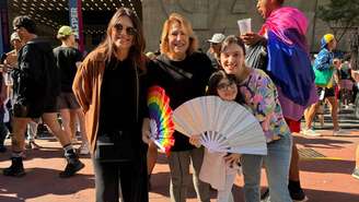 Amanda curte a parada com a família
