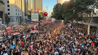 Multidão se reúne na Avenida Paulista