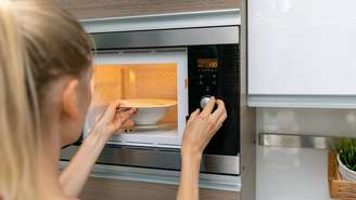 A grade metálica da porta funciona como uma barreira eletromagnética: bloqueia as micro-ondas, mas permite a passagem da luz visível para que o interior do forno possa ser observado – depositphotos.com / ronstik