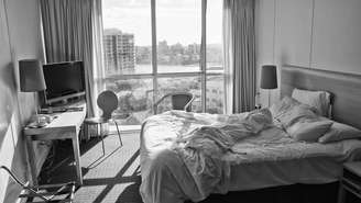 Deixar a cama aberta por algumas horas ajuda a ventilar os tecidos, reduzindo a umidade que favorece a sobrevivência de ácaros da poeira – depositphotos.com / jovannig