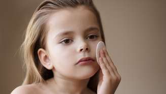 Especialistas alertam para os riscos do skincare infantil excessivo impulsionado pelas redes sociais