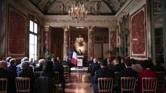 O ministro da Justiça da França, Gérald Darmanin (ao centro), dirige-se aos promotores durante uma reunião de trabalho com os procuradores-gerais da França para solicitar-lhes uma revisão das denúncias envolvendo crianças vítimas, na sequência do caso Lyhanna, enquanto grupos feministas e de defesa da infância convocaram manifestações em frente aos tribunais do Ministério da Justiça, em Paris, em 8 de junho de 2026.