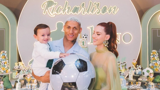 Richarlison e Amanda Araújo celebram o primeiro aniversário de Richarlison Jr. 
