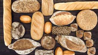 A água é a protagonista dessa transformação: ela entra no biscoito, mas se reorganiza e migra dentro do pão, alterando a textura dos dois alimentos – depositphotos.com / VadimVasenin