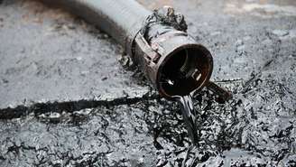 Ao contrário do que muitos imaginam, o petróleo não surge em grandes lagos subterrâneos, prontos para serem bombeados. Esse combustível fóssil resulta de um processo geológico lento, que leva dezenas ou centenas de milhões de anos – depositphotos.com / anankkml