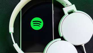 Introduções mais curtas, refrões antecipados e ganchos imediatos refletem a influência dos algoritmos e das métricas de retenção sobre a indústria musical – depositphotos.com / AndresSernaPulido