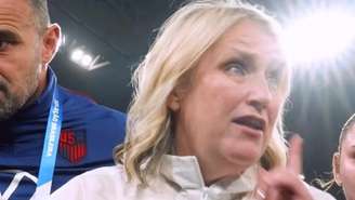 Emma Hayes, treinadora da seleção de futebol feminino dos EUA, durante jogo contra o Brasil.