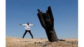 Judeu ultraortodoxo israelense perto de parte de um míssil após ataques do Irã, no centro da Cisjordânia ocupada por Israel 8 de junho de 2026