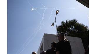 Interceptação no céu após o Irã lançar mísseis em direção a Israel, vistos do centro de Israel, em 8 de junho de 2026