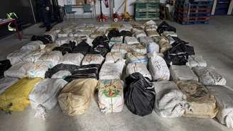 Imagem distribuída pela polícia alfandegária da França, em 17 de março de 2026, mostra pacotes de cocaína apreendidos entre 7 e 18 de fevereiro de 2026, em operação que resultou em 13 toneladas de entorpecentes interceptados no porto de Dunquerque.