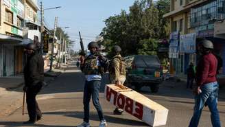 Policiais nas ruas de Nanyuki durante protestos contra centro de quarentena para casos suspeitos de ebola (9/6/26).