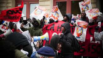 Imagem ilustrativa mostra organizações sindicais e associações à frente de diversas manifestações em defesa das pessoas estrangeiras, com ou sem situação migratória regularizada, em Paris, dezembro de 2024.