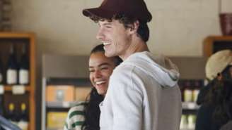 Shawn Mendes desembarca no Brasil para passar o Dia dos Namorados com Bruna Marquezine; história inspira reflexão sobre relacionamentos