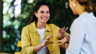 Descubra as cinco frases que as pessoas genuinamente gentis usam no dia a dia. A psicologia positiva explica como elas ativam a dopamina