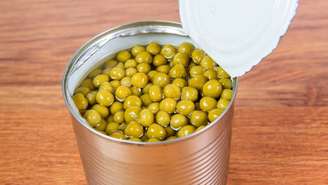 Pesquisas em nutrição e tecnologia de alimentos indicam que algumas medidas simples, como escorrer a salmoura e lavar os legumes em água corrente, podem diminuir a quantidade de sódio que se ingere – depositphotos.com / sergio51143.gmail.com