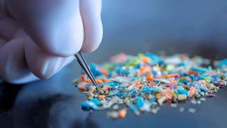 Microplásticos na rotina de beleza presentes em cosméticos de uso diário