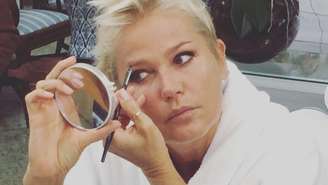 Xuxa se preparando para se sessão de fotos.