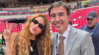 Marcelo Benedetto parou a artista pra tirar uma foto durante a transmissão na TV mexicana
