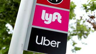 Uma placa indica o ponto de encontro para usuários de aplicativos de transporte Lyft e Uber na Universidade Estadual de San Diego, em San Diego, Califórnia, em 13 de maio de 2020.