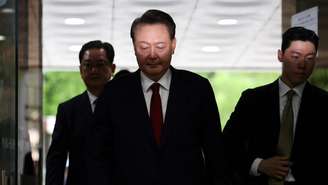 O ex-presidente da Coreia do Sul Yoon Suk Yeol chega a um tribunal para participar de uma audiência destinada a analisar o pedido de mandado de prisão apresentado por promotores especiais, em Seul, Coreia do Sul, em 9 de julho de 2025.