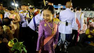  A princesa Bajrakitiyabha da Tailândia cumprimenta seus monarquistas ao sair de uma cerimônia religiosa para comemorar a morte do rei Chulalongkorn, conhecido como Rei Rama V, no Grande Palácio em Bangcoc, Tailândia, em 23 de outubro de 2020.