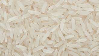 Pesquisadores descobriram que grãos de arroz exibem um comportamento mecânico pouco comum: em vez de ficarem mais resistentes quando comprimidos rapidamente, eles se tornam menos rígidos sob esse tipo de esforço – depositphotos.com / VadimVasenin