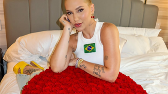 Virginia Fonseca ganha buquê de flores