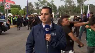 Mexicanos trocam socos atrás de repórter ao vivo e transmissão é interrompida