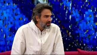 Mudança no visual de Tadeu Schmidt rouba a cena na TV e rende muitos elogios