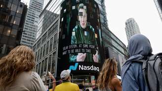 Uma transmissão ao vivo mostra o diretor-executivo da SpaceX, Elon Musk, no dia da oferta pública inicial (IPO) da empresa na Nasdaq MarketSite, em Nova York, Estados Unidos, em 12 de junho de 2026.