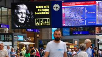 Cartazes mostram Donald Trump, Vladimir Putin e Xi Jinping, alertando contra “romper com a Europa”