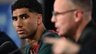 O lateral Acharaf Hakimi (à esq.) e o treinador Mohamed Ouahb elogiaram a seleção brasileira durante a entrevista coletiva realizada nesta sexta-feira, 12/06/2026.