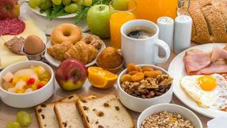 Algumas escolhas comuns no café da manhã podem aumentar a sensação de cansaço em dias frios e chuvosos