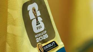 Patch dourado da Copa do Mundo de 2026, utilizado exclusivamente pelas seleções campeãs mundiais, na manga do uniforme da Seleção Brasileira.