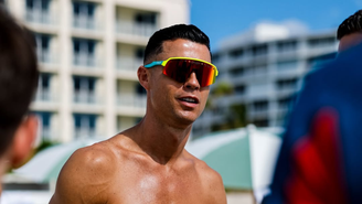 Cristiano Ronaldo posta foto sem camisa