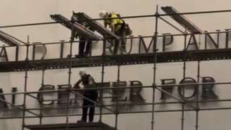 Pessoas gritam “derrubem isso” enquanto os trabalhadores se preparam para remover o nome de Trump do Kennedy Center