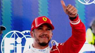 Lewis Hamilton celebra bom resultado na classificação 