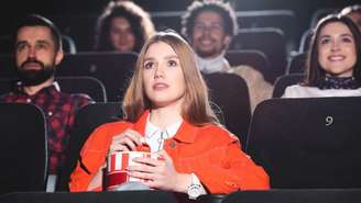 O cinema tem a capacidade única de capturar a essência de eventos reais, oferecendo ao público uma janela para o passado -